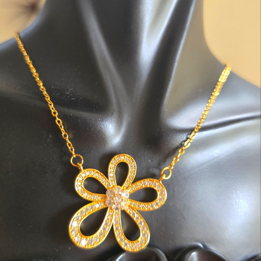 🌸 gold flower necklace